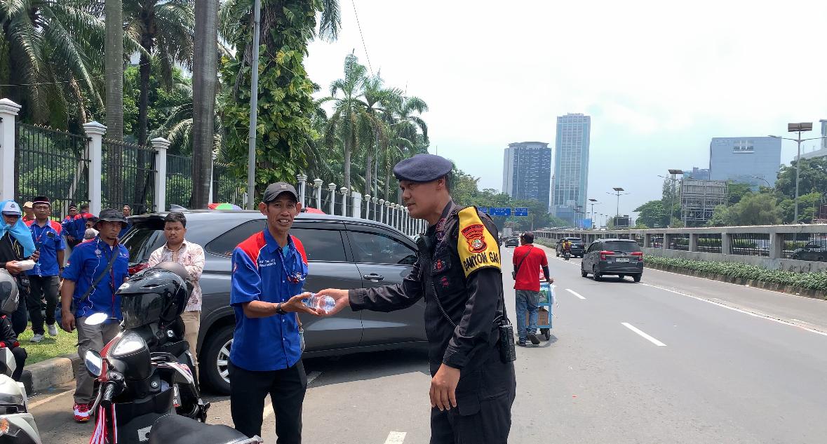 Brimob Polda Metro Jaya Tunjukkan Pengamanan Humanis di Aksi Unjuk Rasa Jakarta