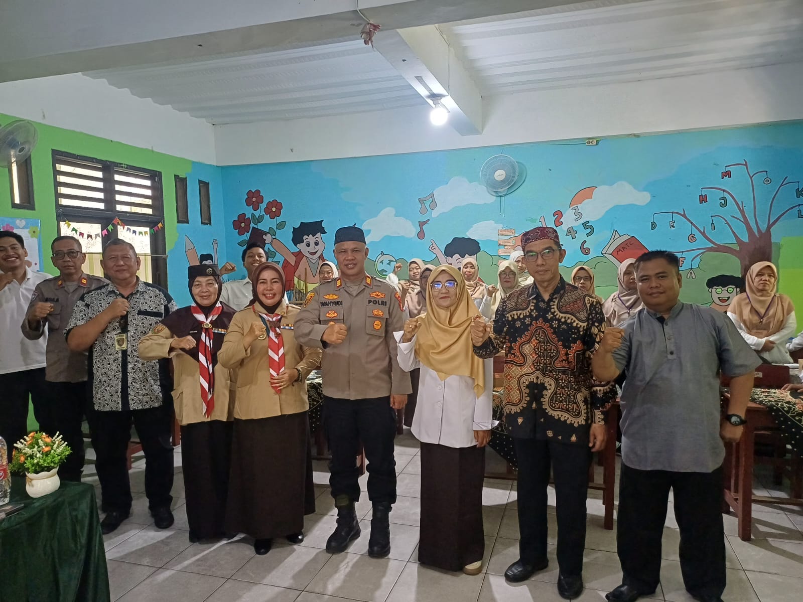 Kapolsek Bekasi Barat Berikan Pembekalan kepada Guru SDN Kranji 2 tentang Pencegahan Narkoba Usia Dini