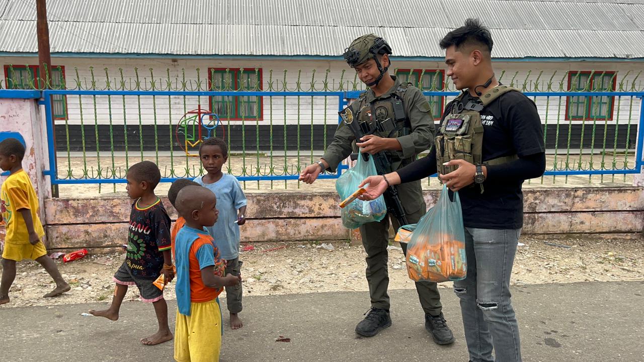 Personel Ops Damai Cartenz Berbagi Kebahagiaan Bersama Warga dan Anak-anak di Enarotali
