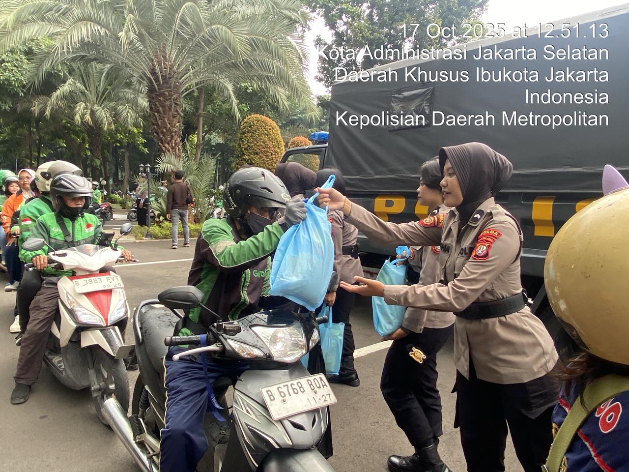 Polwan Polda Metro Jaya Ajak Ojol Tertib Lalu Lintas di Program Jum’at Peduli