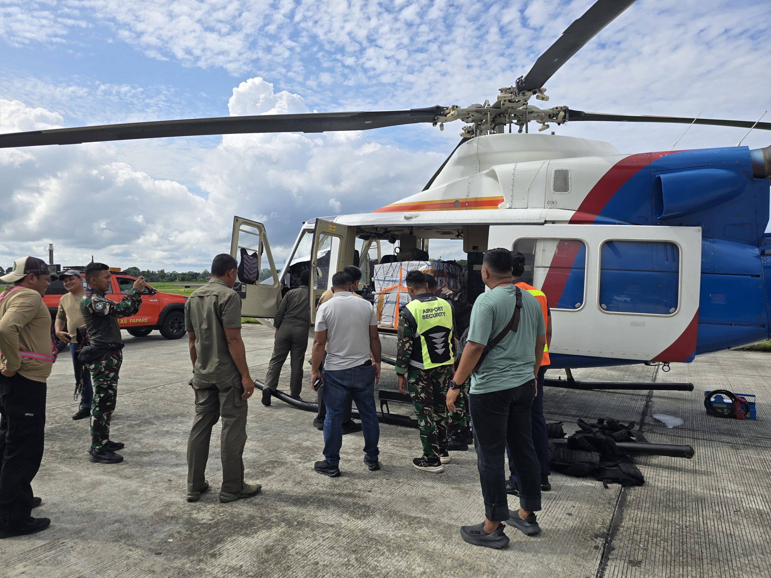 Satgas Ops Damai Cartenz Distribusikan Logistik ke Pos Kiwirok Lewat Airdrop