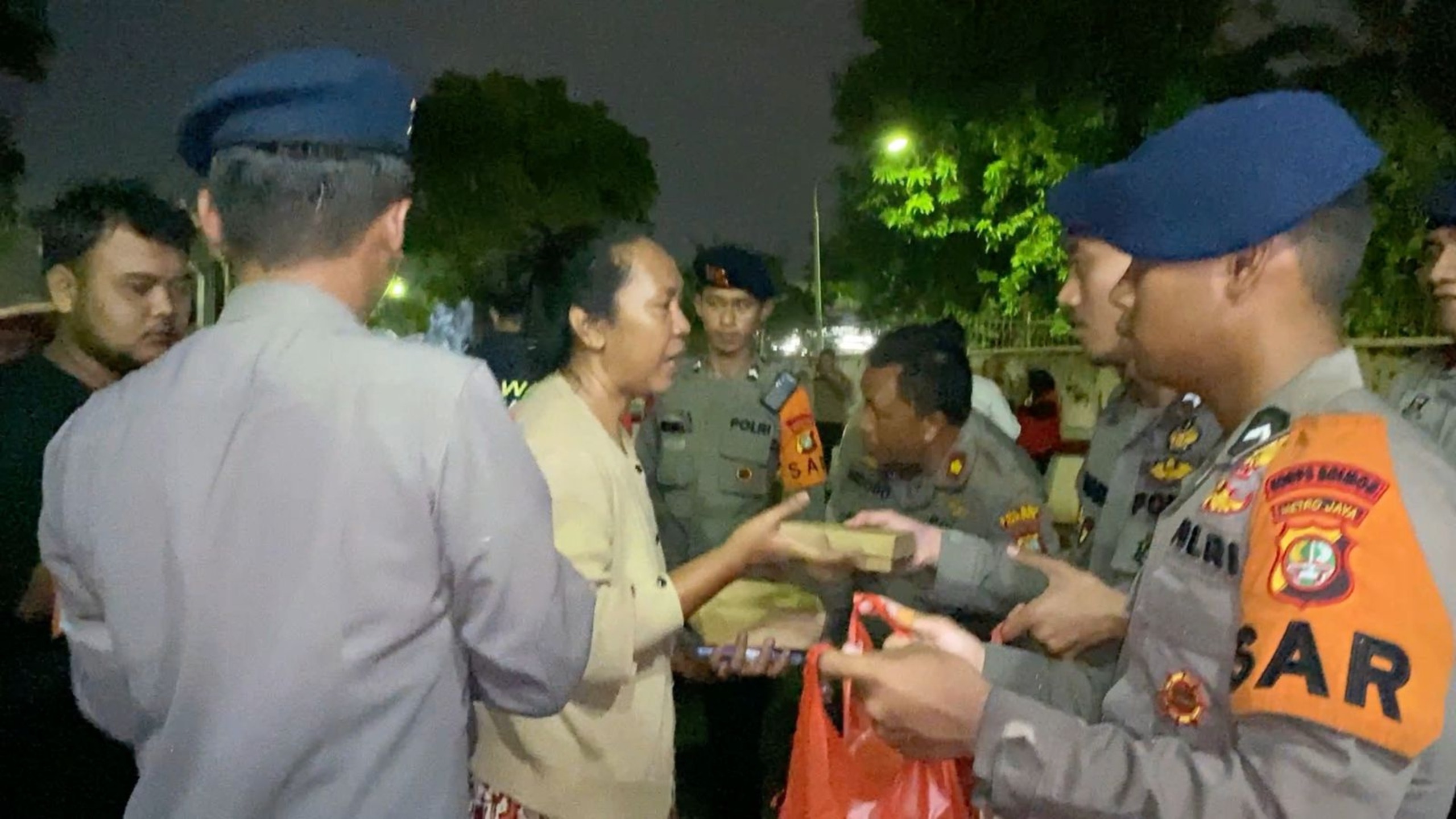 Brimob Polda Metro Jaya Gelar Dapur Lapangan untuk Warga Terdampak Banjir di Rawa Teratai, Jakarta Timur