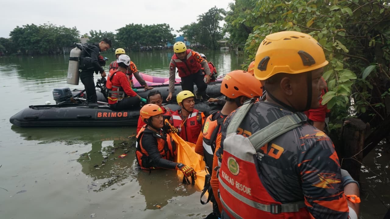 Tim SAR Brimob Polda Metro Evakuasi Ibu-ibu yang Tenggelam di Danau Bekasi