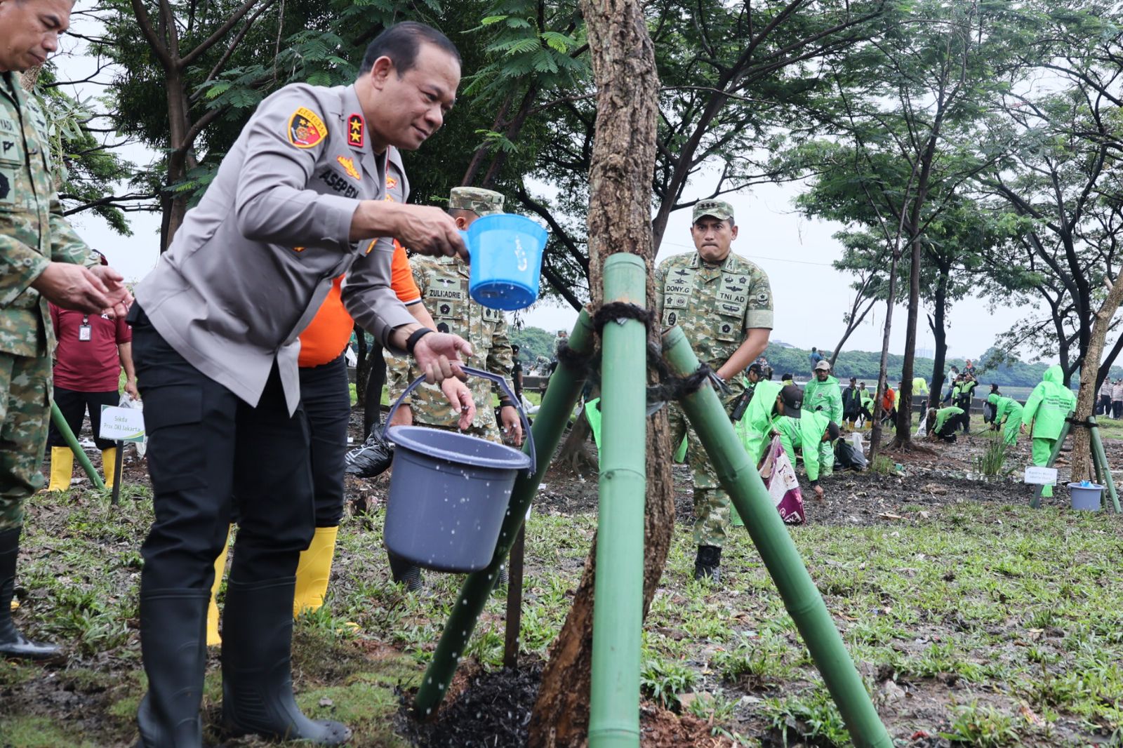 Kompak, TNI-Polri-Warga Jakarta bersih-bersih Waduk Cincin Papanggo; Pangdam dan Kapolda Turun Langsung.