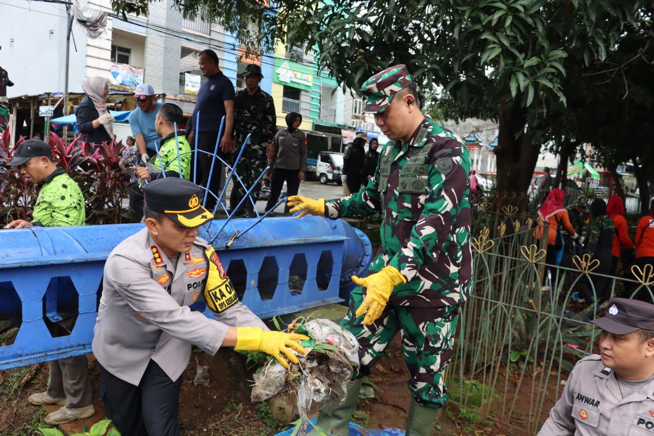 Dukung Gerakan ASRI Presiden Prabowo, Forkopimda Depok Terjun Langsung Bersihkan Pasar Agung Sukamajaya