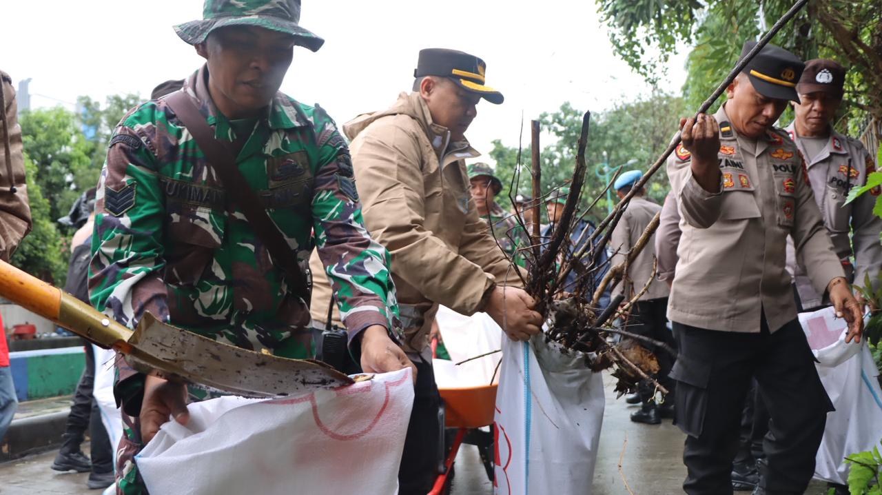 TNI-Polri dan Warga Kerja Bakti Serentak di Jakpus, Kapolres: Sinergi Jaga Lingkungan dan Cegah Banjir