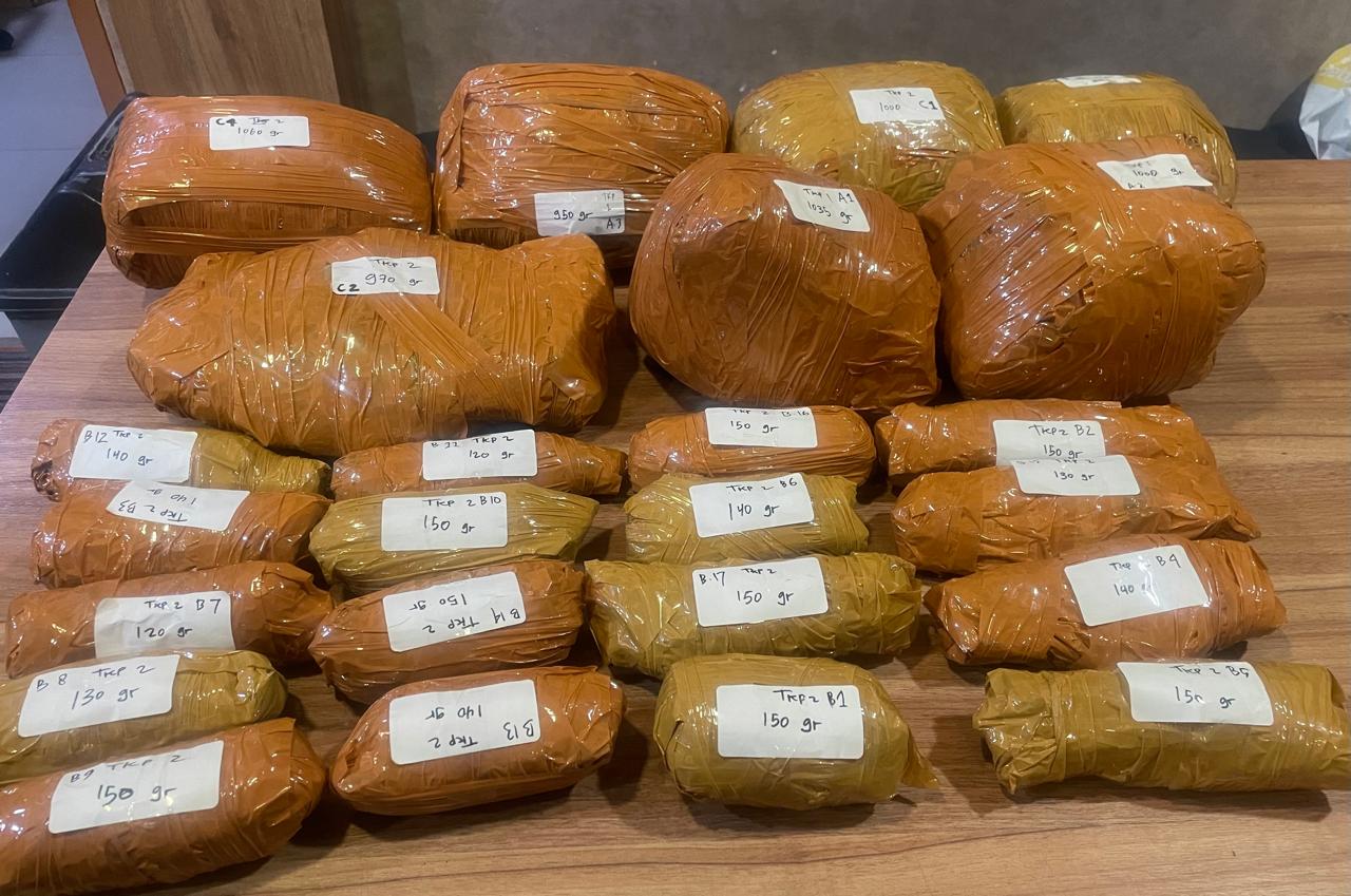 POLDA METRO JAYA UNGKAP PEREDARAN GANJA 9,4 KG, TIGA TERSANGKA DIAMANKAN