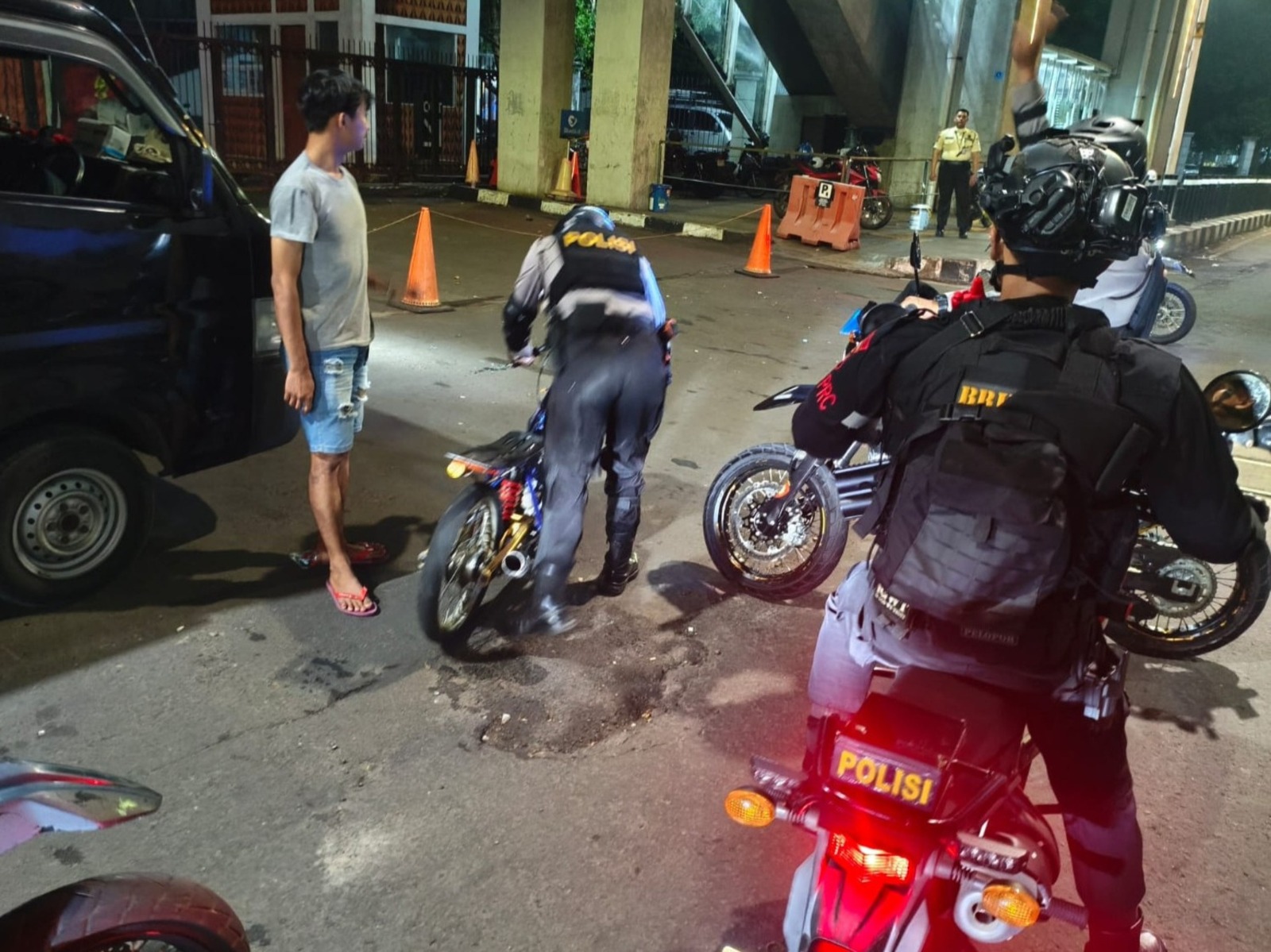 Patroli Gabungan Brimob Polda Metro Jaya Amankan Kendaraan dan Alat Mencurigakan di Rawamangun