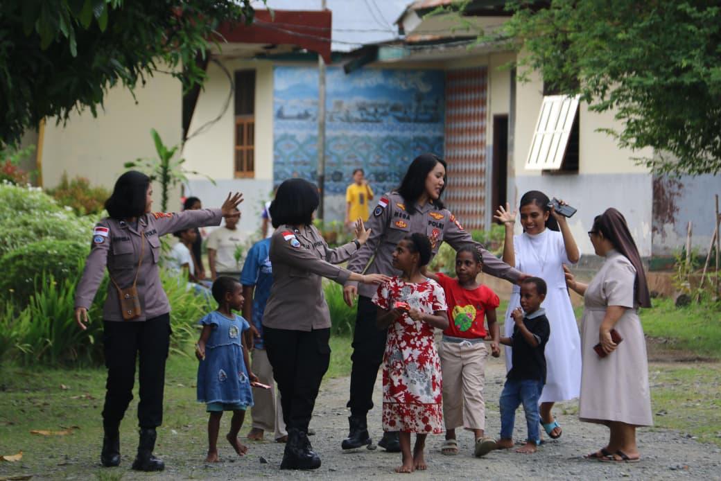 Satgas Ops Damai Cartenz Salurkan Bantuan Sosial, Hangatkan Hati Santri dan Anak Panti di Jayapura