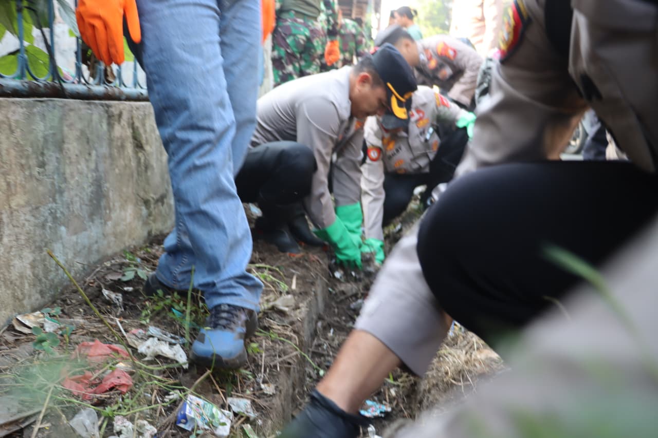 Kapolres Metro Depok Bersama Forkopimda Gelar Aksi Bersih-Bersih Sambut HUT Bhayangkara ke-80 dan Dukung Gerakan Depok Asri