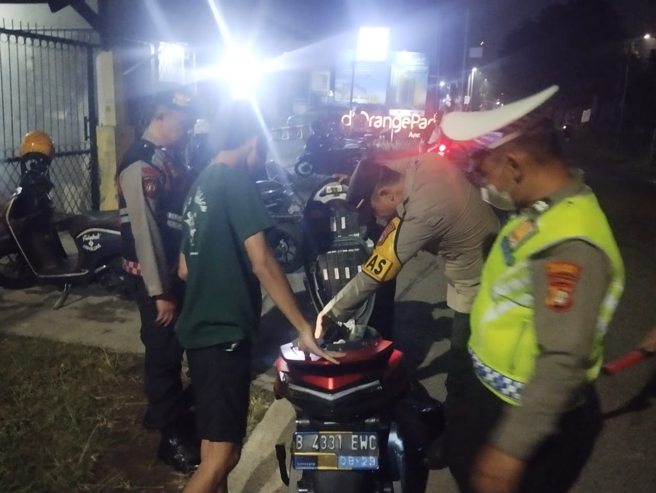 Polsek Cimanggis Gelar Razia Stasioner Antisipasi Begal, Sajam, dan Narkoba